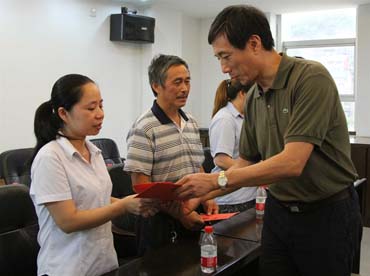 省總工會(huì)黨組書記、副主席陳震一行到順昌虹潤(rùn)精密儀器有限公司慰問困難職工