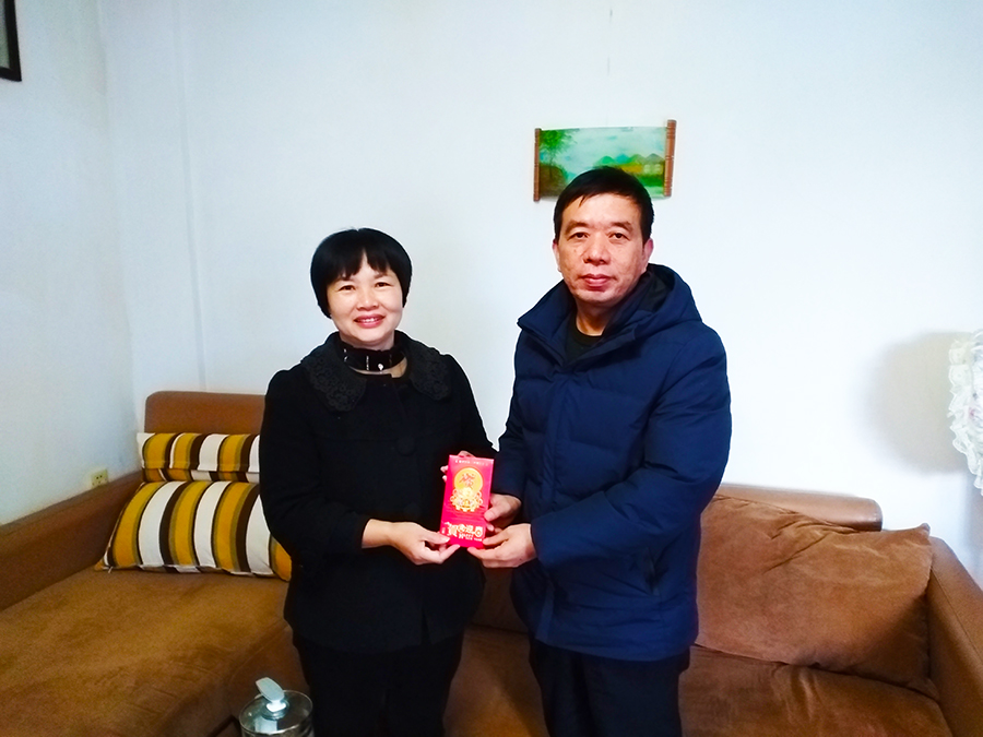 “退休職工常掛懷 春節(jié)慰問暖人心”虹潤(rùn)新春走訪慰問退休干部和骨干員工